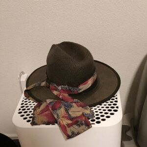 Stylish Brown Hat with Colorful Ban Bruno Capelo